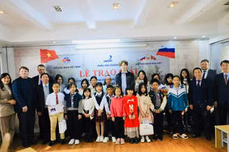 Đại biểu hai nước Việt Nam và Nga chụp ảnh kỷ niệm với các thí sinh tham dự Cuộc thi. (Ảnh: Trần Hiếu)