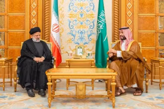 Thái tử Saudi Arabia Mohammed bin Salman và Tổng thống Iran Ebrahim Raisi đã có cuộc gặp đầu tiên kể từ khi hai nước đạt được thỏa thuận khôi phục quan hệ vào tháng 3 vừa qua. (Ảnh: Reuters)