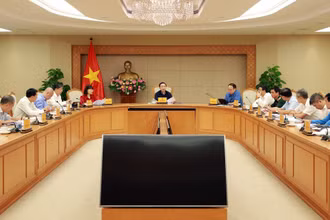 Phó Thủ tướng Trần Hồng Hà chủ trì cuộc họp với Bộ Xây dựng và các bộ, ngành liên quan về tiếp thu, giải trình ý kiến của đại biểu Quốc hội về dự tháo Luật Nhà ở sửa đổi. (Ảnh: VOV)