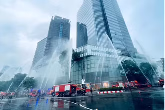 Diễn tập phòng cháy, chữa cháy tại một tòa nhà cao tầng tại Thành phố Hồ Chí Minh. (Ảnh: THẾ ANH)