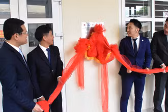 Cắt băng khánh thành dự án. (Ảnh: Báo Thừa Thiên Huế)