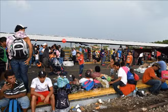 Người di cư Honduras tại khu vực Ciudad Tecun Uman ở biên giới Guatemala-Mexico, trong hành trình tới Mỹ. (Ảnh: AFP/ TTXVN)