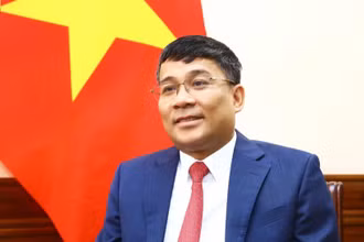 Thứ trưởng Thường trực Bộ Ngoại giao Nguyễn Minh Vũ trả lời phỏng vấn các cơ quan thông tấn, báo chí. (Ảnh: Lâm Khánh/TTXVN)