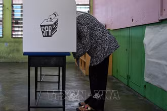 Cử tri bỏ phiếu tại một địa điểm bầu cử ở Selayang, Malaysia, ngày 12/8/2023. (Ảnh: AFP/TTXVN)