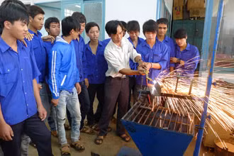 Sau thu hồi đất, việc học nghề là rất cần thiết nhằm giúp người nông dân ổn định cuộc sống. (Ảnh: Báo Hà Nội mới)