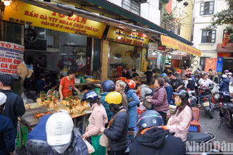 [Ảnh] "Gà ngậm hoa hồng" đắt khách trong ngày ông Công, ông Táo