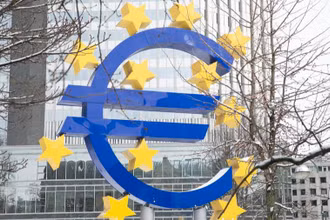 Biểu tượng đồng Euro ở Frankfurt, Đức. (Ảnh: Tân Hoa xã)