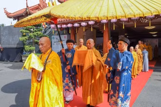 Cung thỉnh xá lợi Trái tim Bồ tát Thích Quảng Đức an vị tại tháp Đa Bảo trong khuôn viên Việt Nam Quốc Tự. (Ảnh: NGUYÊN TÀI)