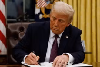 Tổng thống Mỹ Donald Trump ký một sắc lệnh tại Nhà Trắng. (Ảnh: Getty Images/TTXVN)