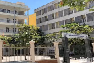 Trường THPT chuyên Khoa học Tự nhiên. 