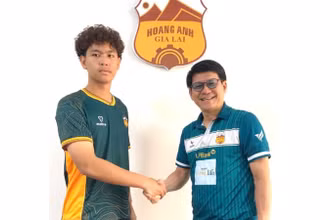 Thủ môn Việt kiều Thái Lan Chaloongphum Phong cùng đại diện Hoàng Anh Gia Lai. (Ảnh: HAGL FC)