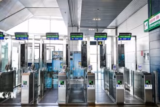 Cửa kiểm soát biên giới tự động dành cho hành khách từ các nước không thuộc khối Schengen được lắp đặt tại sân bay quốc tế Henri Coanda ở Otopeni, Romania, ngày 28/3/2024. (Ảnh: AFP/TTXVN)