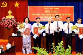 Lãnh đạo tỉnh Bình Dương trao quyết định và tặng hoa chúc mừng các đồng chí được chuẩn y, phê chuẩn.