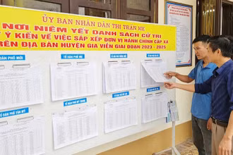 Cử tri huyện Gia Viễn (Ninh Bình) tìm hiểu, nghiên cứu quy trình sắp xếp, sáp nhập đơn vị hành chính của địa phương. (Ảnh: Báo Nhân Dân)