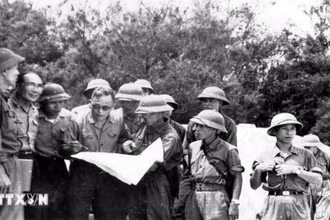 Đại tướng Chu Huy Mân, Tư lệnh Quân khu 5 (thứ 4, đeo kính) chỉ huy các mũi tiến công vào thành phố Đà Nẵng. (Ảnh: TTXVN)