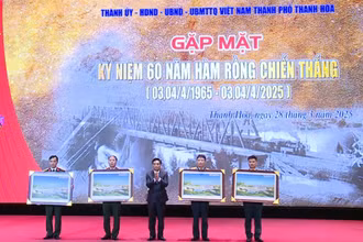 Lãnh đạo tỉnh Thanh Hóa trao tặng ảnh lưu niệm cho các đơn vị từng chiến đấu, phục vụ chiến đấu bảo vệ cầu Hàm Rồng.