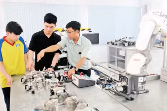 Đào tạo nguồn nhân lực ngành tự động hóa tại Trung tâm đào tạo Khu Công nghệ cao Thành phố Hồ Chí Minh. (Ảnh: DUY KHÁNH)