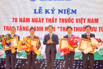Bốn bác sĩ của Bệnh viện đa khoa Quảng Trị vừa vinh dự nhận danh hiệu “Thầy thuốc ưu tú” được Chủ tịch nước tặng.