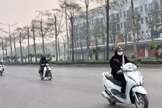 Khu vực Hà Nội sáng sớm có sương mù nhẹ, trời rét.
