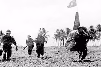 Quân ta tiến công đảo Song Tử Tây. (Ảnh: TTXVN)