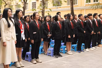 Giáo viên, học sinh Trường THPT chuyên Khoa học Xã hội và Nhân văn. (Ảnh: USSH)