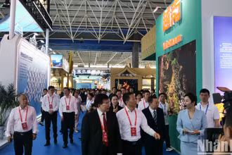 Hội chợ triển lãm thu hút rất đông khách tham quan, tìm hiểu và mua sắm sản phẩm của nước.