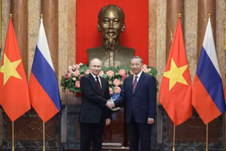 Tổng Bí thư Tô Lâm và Tổng thống Liên bang Nga Vladimir Putin chụp ảnh chung. (Ảnh: Văn phòng Chủ tịch nước)
