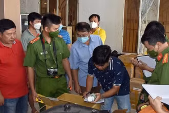Phòng Cảnh sát điều tra tội phạm về tham nhũng, kinh tế, buôn lậu Công an tỉnh Tiền Giang phối hợp Công an huyện Cái Bè bắt quả tang đối tượng sản xuất, buôn bán thuốc tân dược giả tại xã Hòa Khánh, năm 2023. (Ảnh: TRỌNG TÍN)