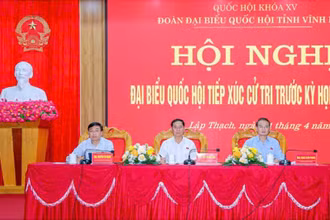 Phó Thủ tướng, Bộ trưởng Ngoại giao Bùi Thanh Sơn và các đại biểu Quốc hội tiếp xúc cử tri.