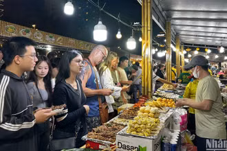Du khách quốc tế trải nghiệm tại Lễ hội Đà Nẵng Food Tour 2025. (Ảnh: ANH ĐÀO)