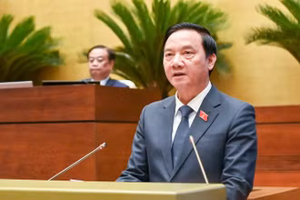 Phó Chủ tịch Quốc hội Nguyễn Khắc Định trình bày tờ trình đề nghị Quốc hội xem xét, quyết định việc sửa đổi, bổ sung một số điều của Hiến pháp năm 2013 và tờ trình về việc thành lập Ủy ban dự thảo sửa đổi, bổ sung một số điều của Hiến pháp năm 2013. (Ảnh: NHÂN DÂN)