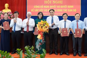 Thường trực Tỉnh ủy Bình Dương trao quyết định và tặng hoa chúc mừng Ban lãnh đạo Sở Nội vụ. 