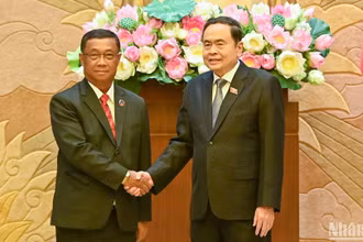 Chủ tịch Quốc hội Trần Thanh Mẫn và Phó Chủ tịch Quốc hội Lào Suvon Luongbunmi.