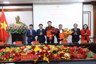Các đồng chí lãnh đạo UBND tỉnh Hà Nam trao giấy chứng nhận cho 2 nhà đầu tư.
