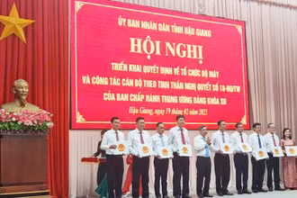 Bí thư Tỉnh ủy, Chủ tịch Hội đồng nhân dân tỉnh Hậu Giang, Đồng Văn Thanh trao quyết định thành lập các sở.