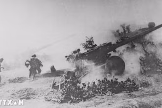 Ngày 28/3/1975, pháo binh của quân Giải phóng bắn phá mãnh liệt vào sân bay quân cảng Đà Nẵng. (Ảnh: TTXVN)