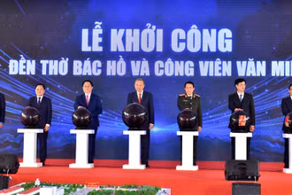Tổng Bí thư Tô Lâm cùng các đại biểu thực hiện nghi thức khởi công Đền thờ Bác Hồ và công viên Văn Miếu.