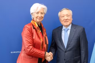 Phó Thủ tướng Thường trực Chính phủ Nguyễn Hòa Bình và Chủ tịch ECB Christine Lagarde. (Ảnh: VGP)