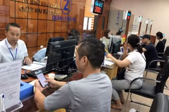 Người dân làm thủ tục hành chính tại bộ phận Một cửa Ủy ban nhân dân quận Hai Bà Trưng, Hà Nội. (Ảnh: VIỆT HOÀNG)