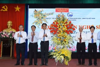 Lãnh đạo tỉnh Bình Dương trao tặng hoa chúc mừng đội ngũ văn nghệ sĩ. 
