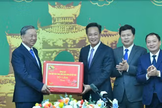 Tổng Bí thư Tô Lâm trao quà tặng Đảng bộ, chính quyền và nhân dân tỉnh Hưng Yên. 