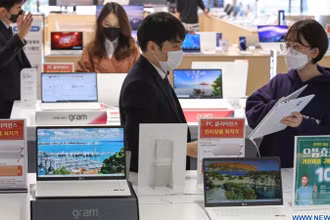 Người dân chọn mua máy tính xách tay tại một cửa hàng điện tử ở Seoul, Hàn Quốc. (Ảnh: Tân Hoa xã)