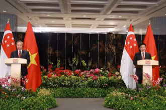 Tổng Bí thư Tô Lâm và Thủ tướng Singapore Lawrence Wong phát biểu với báo chí. (Ảnh: TTXVN)