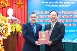 Phó Chủ tịch tỉnh Quảng Bình Phan Phong Phú (bên trái) trao quyết định chủ trương đầu tư dự án cho lãnh đạo Công ty trách nhiệm hữu hạn Petro Lào.