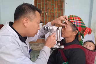 Người dân các xã biên giới huyện Yên Minh được khám bệnh miễn phí.