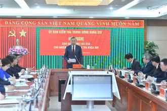Tổng Bí thư Tô Lâm tặng hoa chúc mừng đồng chí Trần Cẩm Tú và đồng chí Nguyễn Duy Ngọc.