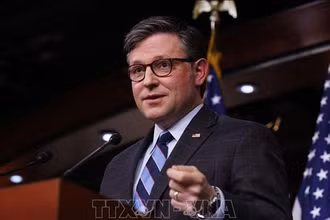 Chủ tịch Hạ viện Mỹ Mike Johnson phát biểu tại cuộc họp báo ở Washington, D.C. (Ảnh: THX/TTXVN)