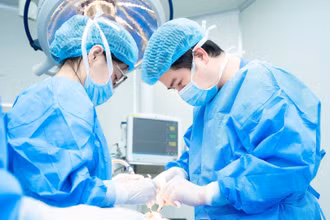 Tiến sĩ, bác sĩ Hoàng Thanh Tuấn, Phó Giám đốc Trung tâm Thẩm mỹ, Bệnh viện Trung ương Quân đội 108 xử trí một trường hợp tai biến thẩm mỹ.