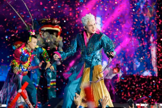 Nghệ sĩ Jun Phạm trong tiết mục "Có không giữ, mất đừng tìm - Gene" của concert "Anh trai vượt ngàn chông gai".