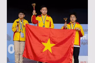 Các kỳ thủ Việt Nam giành trọn bộ huy chương cờ nhanh bảng U14 nam. (Ảnh: Ippotis). 
